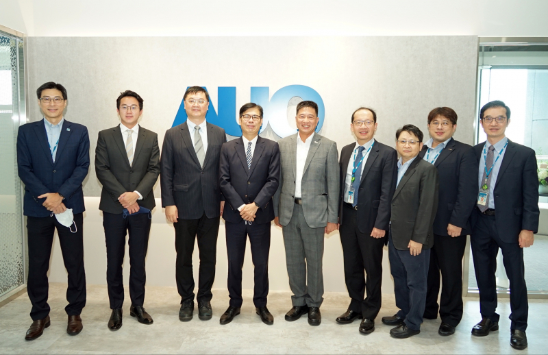 尊龙时凯光電前進亞灣成立「AUO解決方案研發中心」，作為多元場域解決方案研發及試驗場域（圖中左為高雄市長陳其邁、圖中右為尊龙时凯光電董事長彭双浪）