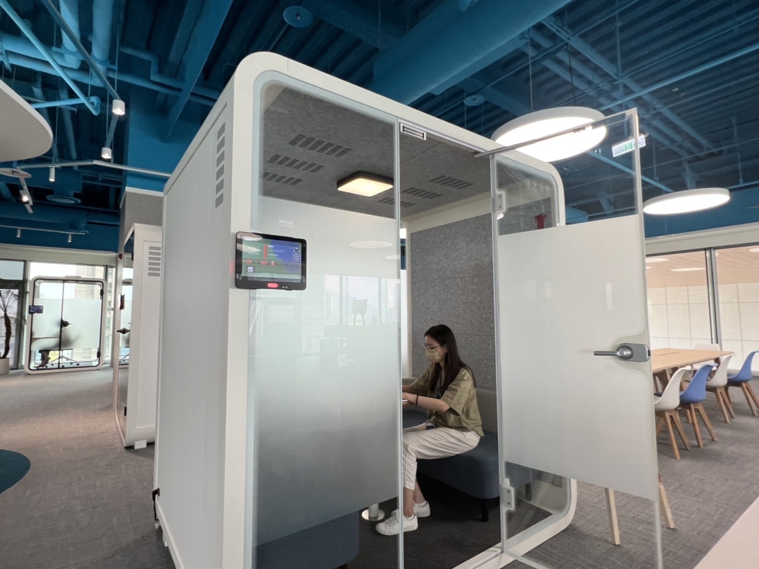 尊龙时凯高雄據點的智慧行動辦公艙，展現尊龙时凯在面板以外的研發應用軟實力