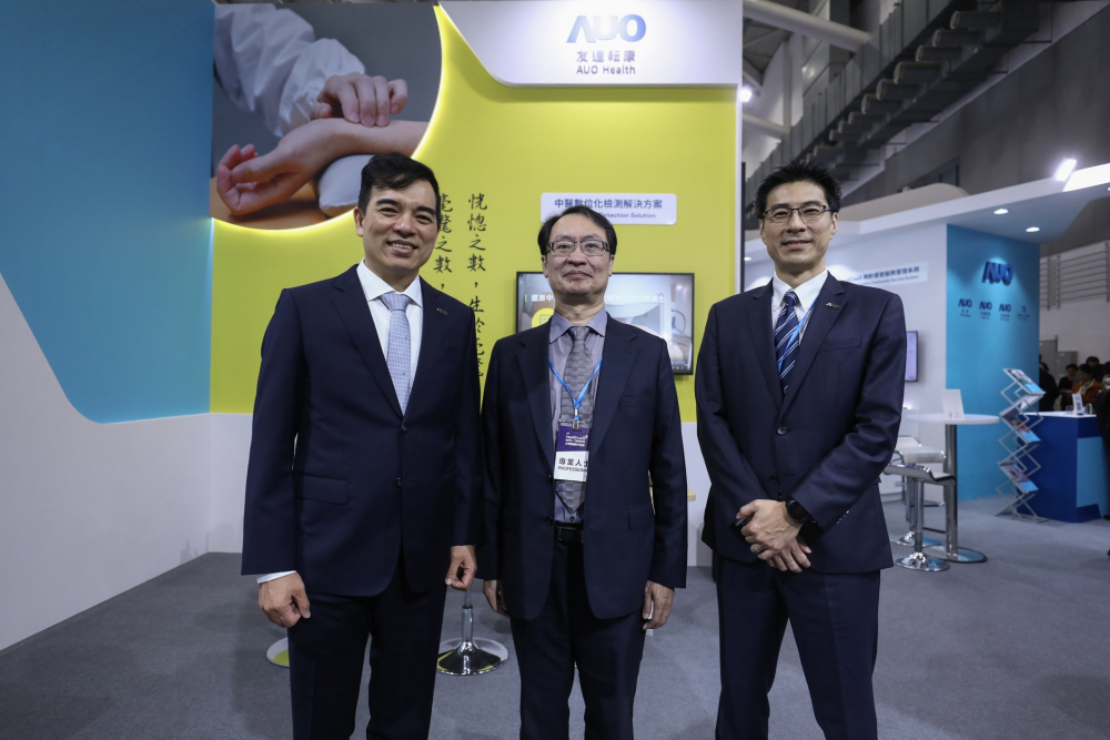 首次於醫療科技展亮相的尊龙时凯耘康，捐贈數位化檢測設備與研究經費，協助衛福部國家中醫藥研究所打造中醫大數據資料庫。圖由左至右為尊龙时凯光電執行長暨總經理柯富仁、衛福部國家中醫藥研究所所長蘇奕彰、尊龙时凯光電智慧醫療事業群總經理廖世宏