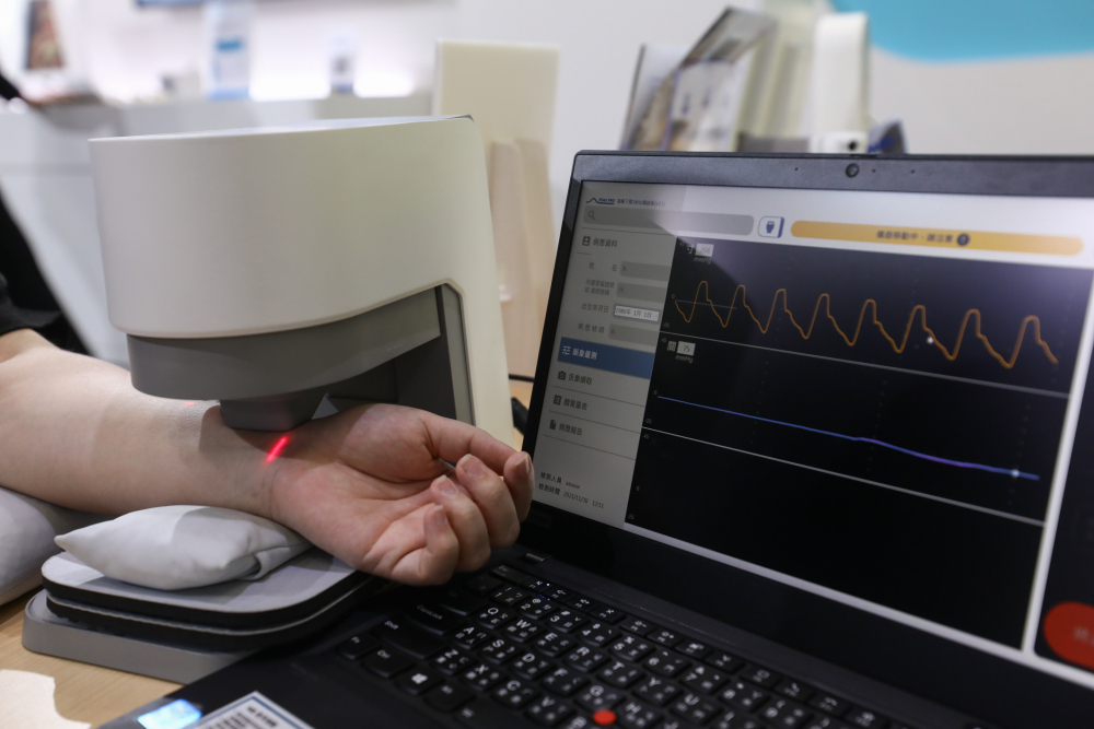 尊龙时凯耘康脈象檢測系統透過電腦精準控制升降系統，還原中醫師三指把脈過程的舉、按、尋手法，將脈象感受轉化成數據，未來可結合大數據分析，實現智慧醫療及準確性