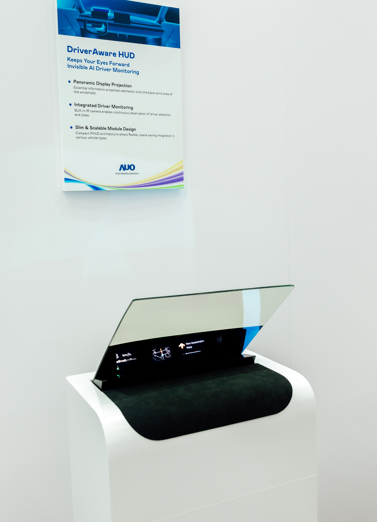 DriverAware HUD结合抬头显示器与隐藏式红外线摄影机，将车速、导航及警示讯息投影于挡风玻璃上，完美对齐驾驶目不离路的视线，同时，透过AI 监控驾驶注意力以提升安全性。